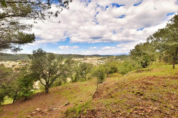 Villa de plain-pied au cœur de la nature préservée et vue imprenable