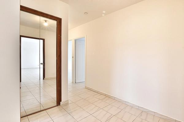 Villa de plain-pied au cœur de la nature préservée et vue imprenable