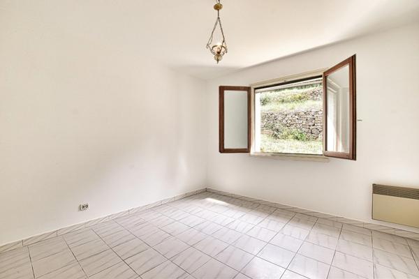 Villa de plain-pied au cœur de la nature préservée et vue imprenable