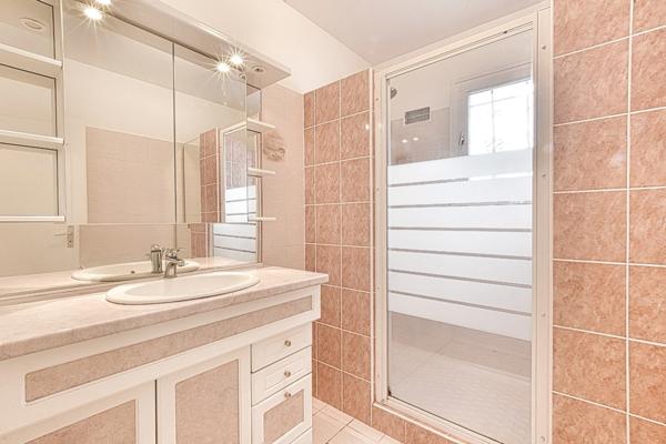 Villa de plain-pied au cœur de la nature préservée et vue imprenable