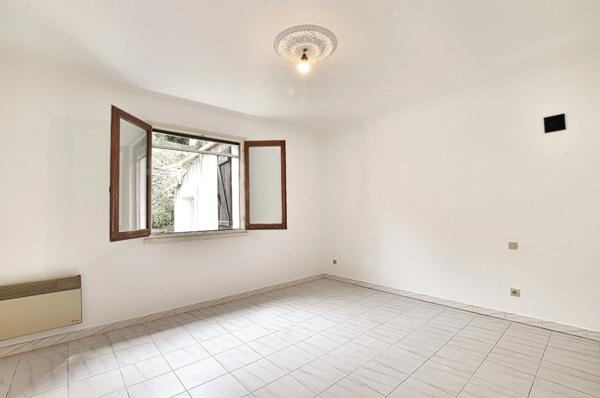 Villa de plain-pied au cœur de la nature préservée et vue imprenable