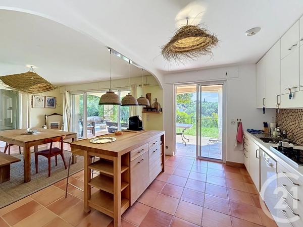 Maison à vendre  8 pièces - 240 m 2   CAVALAIRE SUR MER  - 83