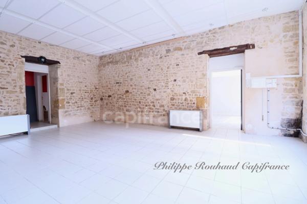 Ensemble Immobilier d'Exception : Commerce et Locatif au Cœur d'une Cité de Caractère (220 m²)