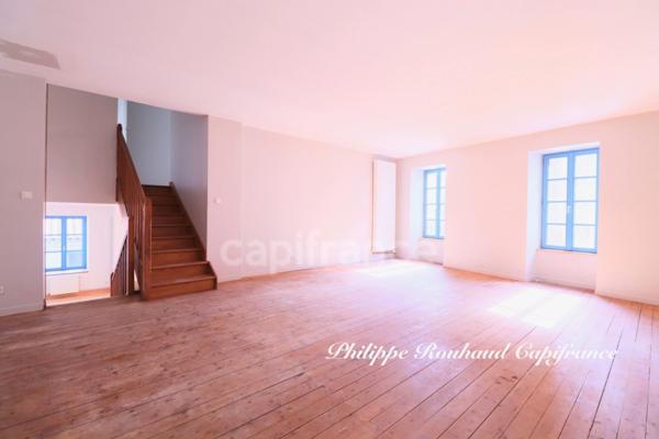 Ensemble Immobilier d'Exception : Commerce et Locatif au Cœur d'une Cité de Caractère (220 m²)