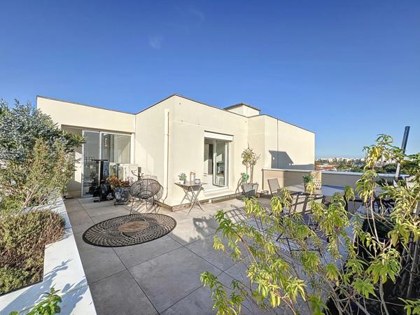 Appartement T4 en rooftop de 103m² avec terrasse, box à Lyon