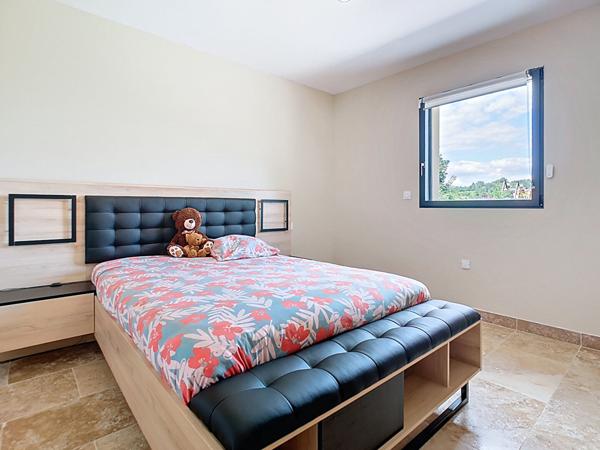 Maison de plain pied récente à vendre à Ussac - 3 chambres - 1 bureau - 2 salles de bains - garage - Terrain clos