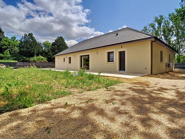 Maison de plain pied récente à vendre à Ussac - 3 chambres - 1 bureau - 2 salles de bains - garage - Terrain clos
