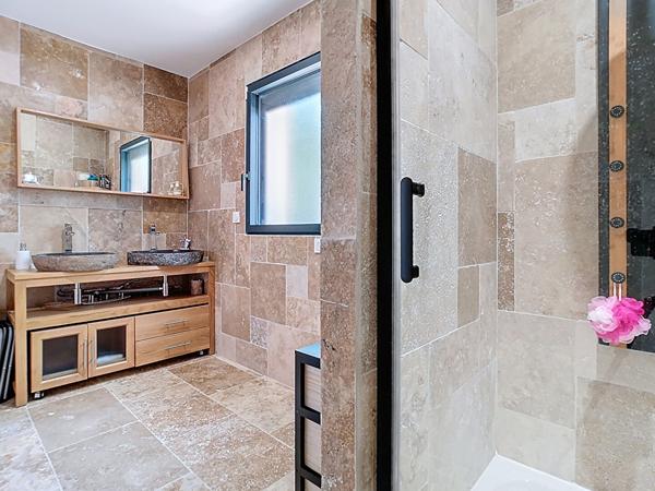 Maison de plain pied récente à vendre à Ussac - 3 chambres - 1 bureau - 2 salles de bains - garage - Terrain clos