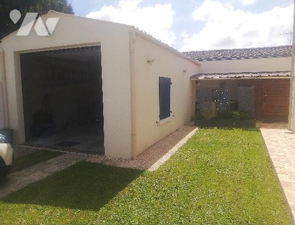 A proximité du centre-ville et des commerces, jolie villa sur 2 niveaux avec jardin clos et garage.