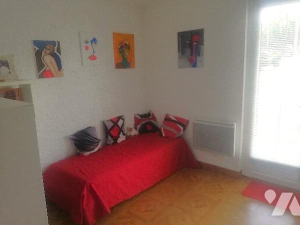 A proximité du centre-ville et des commerces, jolie villa sur 2 niveaux avec jardin clos et garage.