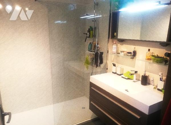 A proximité du centre-ville et des commerces, jolie villa sur 2 niveaux avec jardin clos et garage.