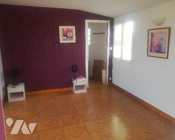 A proximité du centre-ville et des commerces, jolie villa sur 2 niveaux avec jardin clos et garage.