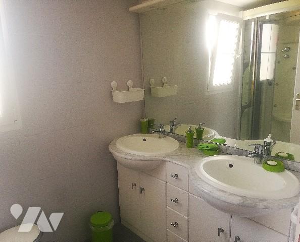 A proximité du centre-ville et des commerces, jolie villa sur 2 niveaux avec jardin clos et garage.