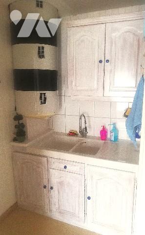 A proximité du centre-ville et des commerces, jolie villa sur 2 niveaux avec jardin clos et garage.