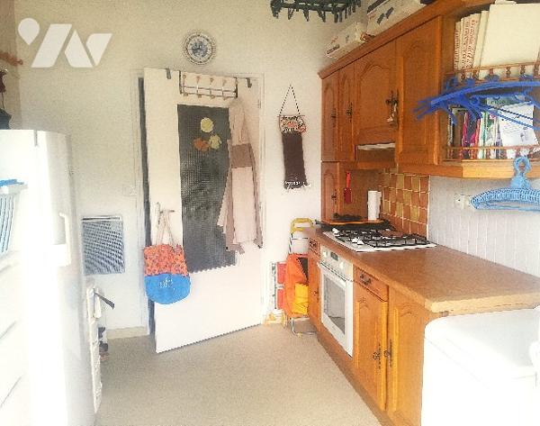 A proximité du centre-ville et des commerces, jolie villa sur 2 niveaux avec jardin clos et garage.