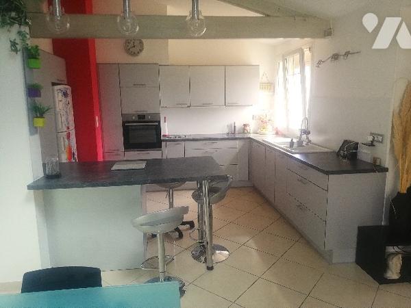 A proximité du centre-ville et des commerces, jolie villa sur 2 niveaux avec jardin clos et garage.