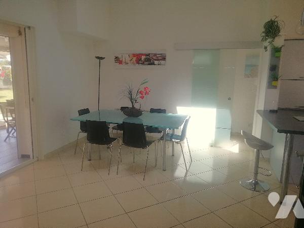 A proximité du centre-ville et des commerces, jolie villa sur 2 niveaux avec jardin clos et garage.