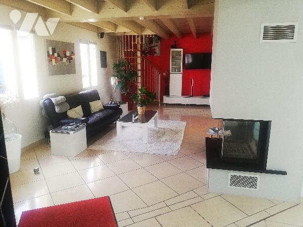 A proximité du centre-ville et des commerces, jolie villa sur 2 niveaux avec jardin clos et garage.