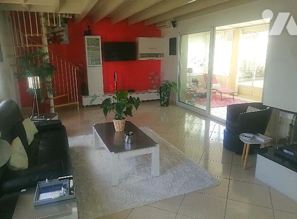 A proximité du centre-ville et des commerces, jolie villa sur 2 niveaux avec jardin clos et garage.