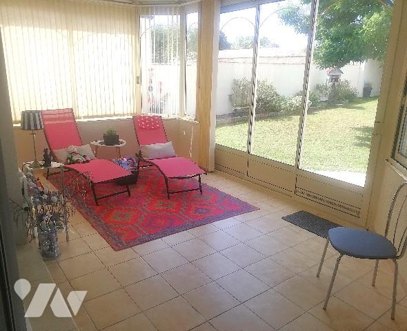 A proximité du centre-ville et des commerces, jolie villa sur 2 niveaux avec jardin clos et garage.