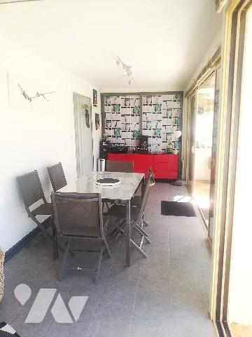 A proximité du centre-ville et des commerces, jolie villa sur 2 niveaux avec jardin clos et garage.