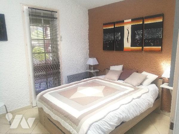 A proximité du centre-ville et des commerces, jolie villa sur 2 niveaux avec jardin clos et garage.