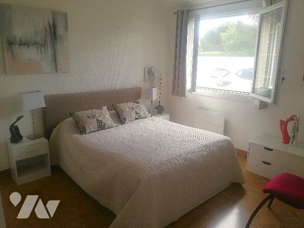 A proximité du centre-ville et des commerces, jolie villa sur 2 niveaux avec jardin clos et garage.