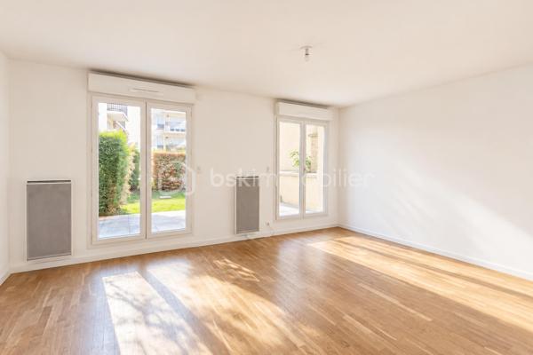 Idéalement situé à Saint-Cyr-l’École, à seulement 5 minutes à pied de la gare et des commerces, découvrez ce spacieux appartement de 62m², situé en rez-de-jardin d’une résidence récente de 2012, soigneusement entretenue.

Le véritable atout de cet appartement réside dans ses 43 m² d’espaces extérieurs privatifs. Le séjour s’ouvre directement sur une agréable terrasse de 11 m², prolongée par un jardin de 32 m², créant un véritable espace de vie supplémentaire aux beaux jours. Repas en extérieur, espace détente ou coin de verdure : un extérieur particulièrement appréciable à proximité immédiate de Versailles.

L’entrée dispose d’un grand dressing avec portes coulissantes miroir ainsi que d’un cellier indépendant, aménagé pour accueillir les équipements de buanderie et le ballon d’eau chaude.

La pièce de vie se compose d’un grand séjour ouvert sur la terrasse et le jardin, accompagné d’une cuisine américaine. L’ensemble offre un espace convivial et fonctionnel, avec une belle continuité entre intérieur et extérieur.

L’appartement dispose actuellement d’une grande chambre de 25 m² avec deux placards intégrés. Sa superficie et sa configuration constituent un véritable potentiel puisqu’elle peut être divisée afin de créer deux chambres distinctes, permettant ainsi de transformer le logement en véritable appartement 3 pièces selon les besoins des futurs propriétaires.

Une salle de bains moderne avec baignoire et sèche-serviettes ainsi que des WC indépendants complètent l’agencement.

L’appartement bénéficie également de prestations confortables avec parquet en chêne, menuiseries PVC double vitrage, volets roulants télécommandés individuellement ou simultanément et fibre optique. Le chauffage est individuel électrique.

Une place de stationnement privative en sous-sol complète le bien.

La localisation constitue un autre point fort : gare, commerces et services sont accessibles en seulement quelques minutes à pied.

Un appartement aux volumes généreux qui réunit les avantages d’un logement récent et le plaisir d’un véritable extérieur privatif, à quelques minutes à pied de la gare.

Contactez-moi dès maintenant pour organiser une visite et découvrir tout le potentiel de ce bien.