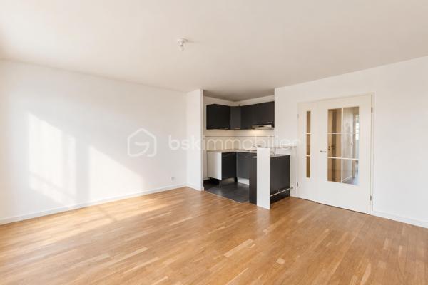 Idéalement situé à Saint-Cyr-l’École, à seulement 5 minutes à pied de la gare et des commerces, découvrez ce spacieux appartement de 62m², situé en rez-de-jardin d’une résidence récente de 2012, soigneusement entretenue.

Le véritable atout de cet appartement réside dans ses 43 m² d’espaces extérieurs privatifs. Le séjour s’ouvre directement sur une agréable terrasse de 11 m², prolongée par un jardin de 32 m², créant un véritable espace de vie supplémentaire aux beaux jours. Repas en extérieur, espace détente ou coin de verdure : un extérieur particulièrement appréciable à proximité immédiate de Versailles.

L’entrée dispose d’un grand dressing avec portes coulissantes miroir ainsi que d’un cellier indépendant, aménagé pour accueillir les équipements de buanderie et le ballon d’eau chaude.

La pièce de vie se compose d’un grand séjour ouvert sur la terrasse et le jardin, accompagné d’une cuisine américaine. L’ensemble offre un espace convivial et fonctionnel, avec une belle continuité entre intérieur et extérieur.

L’appartement dispose actuellement d’une grande chambre de 25 m² avec deux placards intégrés. Sa superficie et sa configuration constituent un véritable potentiel puisqu’elle peut être divisée afin de créer deux chambres distinctes, permettant ainsi de transformer le logement en véritable appartement 3 pièces selon les besoins des futurs propriétaires.

Une salle de bains moderne avec baignoire et sèche-serviettes ainsi que des WC indépendants complètent l’agencement.

L’appartement bénéficie également de prestations confortables avec parquet en chêne, menuiseries PVC double vitrage, volets roulants télécommandés individuellement ou simultanément et fibre optique. Le chauffage est individuel électrique.

Une place de stationnement privative en sous-sol complète le bien.

La localisation constitue un autre point fort : gare, commerces et services sont accessibles en seulement quelques minutes à pied.

Un appartement aux volumes généreux qui réunit les avantages d’un logement récent et le plaisir d’un véritable extérieur privatif, à quelques minutes à pied de la gare.

Contactez-moi dès maintenant pour organiser une visite et découvrir tout le potentiel de ce bien.