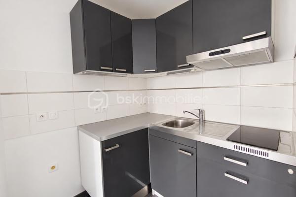 Idéalement situé à Saint-Cyr-l’École, à seulement 5 minutes à pied de la gare et des commerces, découvrez ce spacieux appartement de 62m², situé en rez-de-jardin d’une résidence récente de 2012, soigneusement entretenue.

Le véritable atout de cet appartement réside dans ses 43 m² d’espaces extérieurs privatifs. Le séjour s’ouvre directement sur une agréable terrasse de 11 m², prolongée par un jardin de 32 m², créant un véritable espace de vie supplémentaire aux beaux jours. Repas en extérieur, espace détente ou coin de verdure : un extérieur particulièrement appréciable à proximité immédiate de Versailles.

L’entrée dispose d’un grand dressing avec portes coulissantes miroir ainsi que d’un cellier indépendant, aménagé pour accueillir les équipements de buanderie et le ballon d’eau chaude.

La pièce de vie se compose d’un grand séjour ouvert sur la terrasse et le jardin, accompagné d’une cuisine américaine. L’ensemble offre un espace convivial et fonctionnel, avec une belle continuité entre intérieur et extérieur.

L’appartement dispose actuellement d’une grande chambre de 25 m² avec deux placards intégrés. Sa superficie et sa configuration constituent un véritable potentiel puisqu’elle peut être divisée afin de créer deux chambres distinctes, permettant ainsi de transformer le logement en véritable appartement 3 pièces selon les besoins des futurs propriétaires.

Une salle de bains moderne avec baignoire et sèche-serviettes ainsi que des WC indépendants complètent l’agencement.

L’appartement bénéficie également de prestations confortables avec parquet en chêne, menuiseries PVC double vitrage, volets roulants télécommandés individuellement ou simultanément et fibre optique. Le chauffage est individuel électrique.

Une place de stationnement privative en sous-sol complète le bien.

La localisation constitue un autre point fort : gare, commerces et services sont accessibles en seulement quelques minutes à pied.

Un appartement aux volumes généreux qui réunit les avantages d’un logement récent et le plaisir d’un véritable extérieur privatif, à quelques minutes à pied de la gare.

Contactez-moi dès maintenant pour organiser une visite et découvrir tout le potentiel de ce bien.