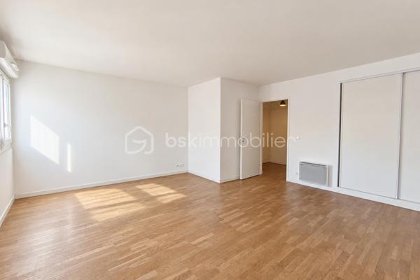 Idéalement situé à Saint-Cyr-l’École, à seulement 5 minutes à pied de la gare et des commerces, découvrez ce spacieux appartement de 62m², situé en rez-de-jardin d’une résidence récente de 2012, soigneusement entretenue.

Le véritable atout de cet appartement réside dans ses 43 m² d’espaces extérieurs privatifs. Le séjour s’ouvre directement sur une agréable terrasse de 11 m², prolongée par un jardin de 32 m², créant un véritable espace de vie supplémentaire aux beaux jours. Repas en extérieur, espace détente ou coin de verdure : un extérieur particulièrement appréciable à proximité immédiate de Versailles.

L’entrée dispose d’un grand dressing avec portes coulissantes miroir ainsi que d’un cellier indépendant, aménagé pour accueillir les équipements de buanderie et le ballon d’eau chaude.

La pièce de vie se compose d’un grand séjour ouvert sur la terrasse et le jardin, accompagné d’une cuisine américaine. L’ensemble offre un espace convivial et fonctionnel, avec une belle continuité entre intérieur et extérieur.

L’appartement dispose actuellement d’une grande chambre de 25 m² avec deux placards intégrés. Sa superficie et sa configuration constituent un véritable potentiel puisqu’elle peut être divisée afin de créer deux chambres distinctes, permettant ainsi de transformer le logement en véritable appartement 3 pièces selon les besoins des futurs propriétaires.

Une salle de bains moderne avec baignoire et sèche-serviettes ainsi que des WC indépendants complètent l’agencement.

L’appartement bénéficie également de prestations confortables avec parquet en chêne, menuiseries PVC double vitrage, volets roulants télécommandés individuellement ou simultanément et fibre optique. Le chauffage est individuel électrique.

Une place de stationnement privative en sous-sol complète le bien.

La localisation constitue un autre point fort : gare, commerces et services sont accessibles en seulement quelques minutes à pied.

Un appartement aux volumes généreux qui réunit les avantages d’un logement récent et le plaisir d’un véritable extérieur privatif, à quelques minutes à pied de la gare.

Contactez-moi dès maintenant pour organiser une visite et découvrir tout le potentiel de ce bien.