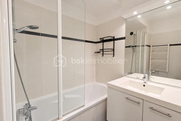 Idéalement situé à Saint-Cyr-l’École, à seulement 5 minutes à pied de la gare et des commerces, découvrez ce spacieux appartement de 62m², situé en rez-de-jardin d’une résidence récente de 2012, soigneusement entretenue.

Le véritable atout de cet appartement réside dans ses 43 m² d’espaces extérieurs privatifs. Le séjour s’ouvre directement sur une agréable terrasse de 11 m², prolongée par un jardin de 32 m², créant un véritable espace de vie supplémentaire aux beaux jours. Repas en extérieur, espace détente ou coin de verdure : un extérieur particulièrement appréciable à proximité immédiate de Versailles.

L’entrée dispose d’un grand dressing avec portes coulissantes miroir ainsi que d’un cellier indépendant, aménagé pour accueillir les équipements de buanderie et le ballon d’eau chaude.

La pièce de vie se compose d’un grand séjour ouvert sur la terrasse et le jardin, accompagné d’une cuisine américaine. L’ensemble offre un espace convivial et fonctionnel, avec une belle continuité entre intérieur et extérieur.

L’appartement dispose actuellement d’une grande chambre de 25 m² avec deux placards intégrés. Sa superficie et sa configuration constituent un véritable potentiel puisqu’elle peut être divisée afin de créer deux chambres distinctes, permettant ainsi de transformer le logement en véritable appartement 3 pièces selon les besoins des futurs propriétaires.

Une salle de bains moderne avec baignoire et sèche-serviettes ainsi que des WC indépendants complètent l’agencement.

L’appartement bénéficie également de prestations confortables avec parquet en chêne, menuiseries PVC double vitrage, volets roulants télécommandés individuellement ou simultanément et fibre optique. Le chauffage est individuel électrique.

Une place de stationnement privative en sous-sol complète le bien.

La localisation constitue un autre point fort : gare, commerces et services sont accessibles en seulement quelques minutes à pied.

Un appartement aux volumes généreux qui réunit les avantages d’un logement récent et le plaisir d’un véritable extérieur privatif, à quelques minutes à pied de la gare.

Contactez-moi dès maintenant pour organiser une visite et découvrir tout le potentiel de ce bien.