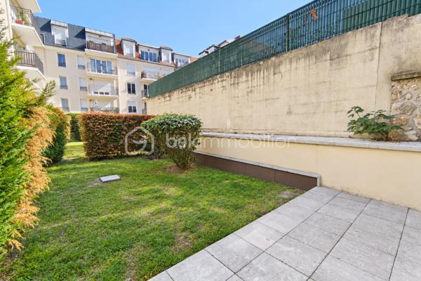 Idéalement situé à Saint-Cyr-l’École, à seulement 5 minutes à pied de la gare et des commerces, découvrez ce spacieux appartement de 62m², situé en rez-de-jardin d’une résidence récente de 2012, soigneusement entretenue.

Le véritable atout de cet appartement réside dans ses 43 m² d’espaces extérieurs privatifs. Le séjour s’ouvre directement sur une agréable terrasse de 11 m², prolongée par un jardin de 32 m², créant un véritable espace de vie supplémentaire aux beaux jours. Repas en extérieur, espace détente ou coin de verdure : un extérieur particulièrement appréciable à proximité immédiate de Versailles.

L’entrée dispose d’un grand dressing avec portes coulissantes miroir ainsi que d’un cellier indépendant, aménagé pour accueillir les équipements de buanderie et le ballon d’eau chaude.

La pièce de vie se compose d’un grand séjour ouvert sur la terrasse et le jardin, accompagné d’une cuisine américaine. L’ensemble offre un espace convivial et fonctionnel, avec une belle continuité entre intérieur et extérieur.

L’appartement dispose actuellement d’une grande chambre de 25 m² avec deux placards intégrés. Sa superficie et sa configuration constituent un véritable potentiel puisqu’elle peut être divisée afin de créer deux chambres distinctes, permettant ainsi de transformer le logement en véritable appartement 3 pièces selon les besoins des futurs propriétaires.

Une salle de bains moderne avec baignoire et sèche-serviettes ainsi que des WC indépendants complètent l’agencement.

L’appartement bénéficie également de prestations confortables avec parquet en chêne, menuiseries PVC double vitrage, volets roulants télécommandés individuellement ou simultanément et fibre optique. Le chauffage est individuel électrique.

Une place de stationnement privative en sous-sol complète le bien.

La localisation constitue un autre point fort : gare, commerces et services sont accessibles en seulement quelques minutes à pied.

Un appartement aux volumes généreux qui réunit les avantages d’un logement récent et le plaisir d’un véritable extérieur privatif, à quelques minutes à pied de la gare.

Contactez-moi dès maintenant pour organiser une visite et découvrir tout le potentiel de ce bien.