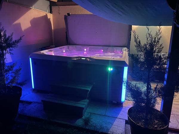 LE BOUSCAT I Elégante Villa de 200 m² offrant de magnifiques volumes I 7 pièces  I Spa et Jacuzzi inclus