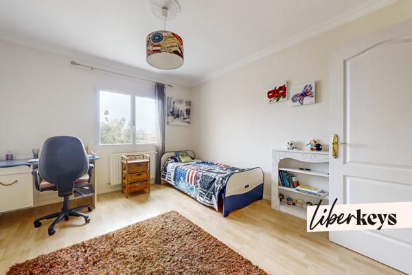 LE BOUSCAT I Elégante Villa de 200 m² offrant de magnifiques volumes I 7 pièces  I Spa et Jacuzzi inclus