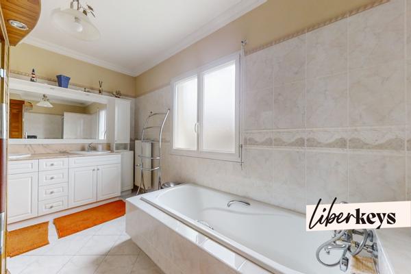 LE BOUSCAT I Elégante Villa de 200 m² offrant de magnifiques volumes I 7 pièces  I Spa et Jacuzzi inclus