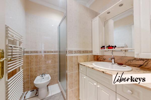 LE BOUSCAT I Elégante Villa de 200 m² offrant de magnifiques volumes I 7 pièces  I Spa et Jacuzzi inclus