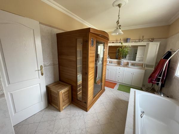 LE BOUSCAT I Elégante Villa de 200 m² offrant de magnifiques volumes I 7 pièces  I Spa et Jacuzzi inclus