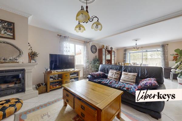 LE BOUSCAT I Elégante Villa de 200 m² offrant de magnifiques volumes I 7 pièces  I Spa et Jacuzzi inclus