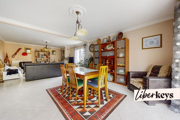 LE BOUSCAT I Elégante Villa de 200 m² offrant de magnifiques volumes I 7 pièces  I Spa et Jacuzzi inclus