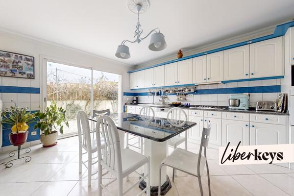 LE BOUSCAT I Elégante Villa de 200 m² offrant de magnifiques volumes I 7 pièces  I Spa et Jacuzzi inclus