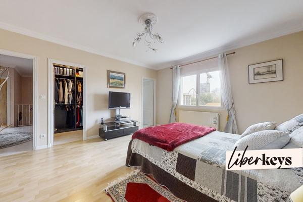 LE BOUSCAT I Elégante Villa de 200 m² offrant de magnifiques volumes I 7 pièces  I Spa et Jacuzzi inclus