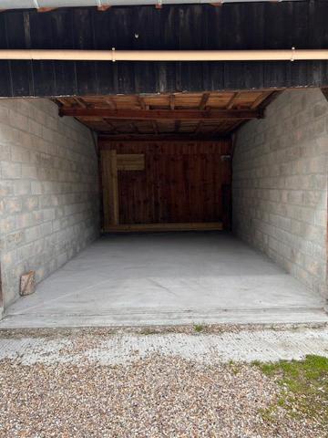 LISIEUX, grand garage d'env. 18 m² dans une cour , Lisieux