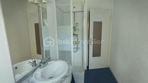 A deux pas du lac de l'Orée de Sologne et de toutes commodités, découvrez cette agréable maison familiale d'environ 111.35m2 édifiée sur une parcelle de 350m2. 
Au rez-de-chaussée, une entrée avec placards intégrés dessert un beau séjour chaleureux, agrémenté d'une cheminée à foyer ouvert ainsi qu'une grande cuisine offrant un accès direct à la terrasse et au jardin. Un wc avec lave-mains complète ce niveau.
A l'étage, un palier avec espace bureau distribue trois chambres avec placards intégrés dont une bénéficiant de sa propre salle de bains et d'un dressing.
Une seconde salle d'eau ainsi qu'un wc viennent compléter cet espace nuit.
Un grenier accessible par escalier, offrant un beau potentiel d'aménagement, pourra être transformé selon vos envies : salle de jeux, espace télétravail ou tout autre projet.
A l'extérieur, vous profiterez d'un jardin agréable, d'une terrasse ainsi que d'un garage attenant et d'un abri de jardin, offrant des espaces de rangement supplémentaires.
Le bien est situé au sein d'une petite copropriété, avec des charges comprenant notamment la consommation d'eau froide.
Une maison familiale pleine de potentiel, idéalement située à découvrir sans tarder !