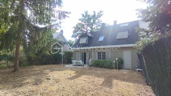 A deux pas du lac de l'Orée de Sologne et de toutes commodités, découvrez cette agréable maison familiale d'environ 111.35m2 édifiée sur une parcelle de 350m2. 
Au rez-de-chaussée, une entrée avec placards intégrés dessert un beau séjour chaleureux, agrémenté d'une cheminée à foyer ouvert ainsi qu'une grande cuisine offrant un accès direct à la terrasse et au jardin. Un wc avec lave-mains complète ce niveau.
A l'étage, un palier avec espace bureau distribue trois chambres avec placards intégrés dont une bénéficiant de sa propre salle de bains et d'un dressing.
Une seconde salle d'eau ainsi qu'un wc viennent compléter cet espace nuit.
Un grenier accessible par escalier, offrant un beau potentiel d'aménagement, pourra être transformé selon vos envies : salle de jeux, espace télétravail ou tout autre projet.
A l'extérieur, vous profiterez d'un jardin agréable, d'une terrasse ainsi que d'un garage attenant et d'un abri de jardin, offrant des espaces de rangement supplémentaires.
Le bien est situé au sein d'une petite copropriété, avec des charges comprenant notamment la consommation d'eau froide.
Une maison familiale pleine de potentiel, idéalement située à découvrir sans tarder !