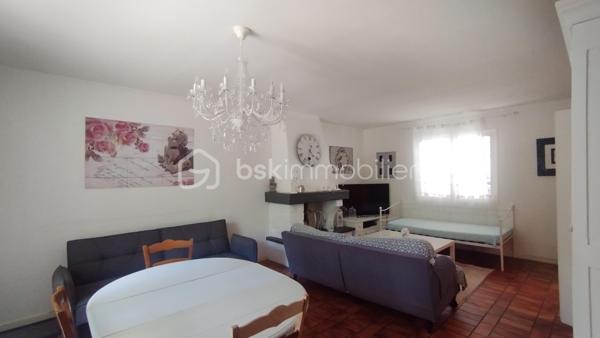 A deux pas du lac de l'Orée de Sologne et de toutes commodités, découvrez cette agréable maison familiale d'environ 111.35m2 édifiée sur une parcelle de 350m2. 
Au rez-de-chaussée, une entrée avec placards intégrés dessert un beau séjour chaleureux, agrémenté d'une cheminée à foyer ouvert ainsi qu'une grande cuisine offrant un accès direct à la terrasse et au jardin. Un wc avec lave-mains complète ce niveau.
A l'étage, un palier avec espace bureau distribue trois chambres avec placards intégrés dont une bénéficiant de sa propre salle de bains et d'un dressing.
Une seconde salle d'eau ainsi qu'un wc viennent compléter cet espace nuit.
Un grenier accessible par escalier, offrant un beau potentiel d'aménagement, pourra être transformé selon vos envies : salle de jeux, espace télétravail ou tout autre projet.
A l'extérieur, vous profiterez d'un jardin agréable, d'une terrasse ainsi que d'un garage attenant et d'un abri de jardin, offrant des espaces de rangement supplémentaires.
Le bien est situé au sein d'une petite copropriété, avec des charges comprenant notamment la consommation d'eau froide.
Une maison familiale pleine de potentiel, idéalement située à découvrir sans tarder !