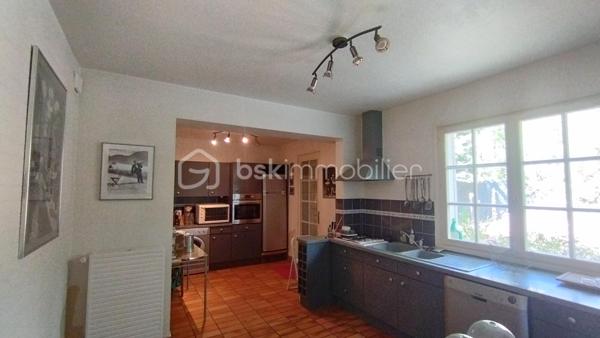 A deux pas du lac de l'Orée de Sologne et de toutes commodités, découvrez cette agréable maison familiale d'environ 111.35m2 édifiée sur une parcelle de 350m2. 
Au rez-de-chaussée, une entrée avec placards intégrés dessert un beau séjour chaleureux, agrémenté d'une cheminée à foyer ouvert ainsi qu'une grande cuisine offrant un accès direct à la terrasse et au jardin. Un wc avec lave-mains complète ce niveau.
A l'étage, un palier avec espace bureau distribue trois chambres avec placards intégrés dont une bénéficiant de sa propre salle de bains et d'un dressing.
Une seconde salle d'eau ainsi qu'un wc viennent compléter cet espace nuit.
Un grenier accessible par escalier, offrant un beau potentiel d'aménagement, pourra être transformé selon vos envies : salle de jeux, espace télétravail ou tout autre projet.
A l'extérieur, vous profiterez d'un jardin agréable, d'une terrasse ainsi que d'un garage attenant et d'un abri de jardin, offrant des espaces de rangement supplémentaires.
Le bien est situé au sein d'une petite copropriété, avec des charges comprenant notamment la consommation d'eau froide.
Une maison familiale pleine de potentiel, idéalement située à découvrir sans tarder !