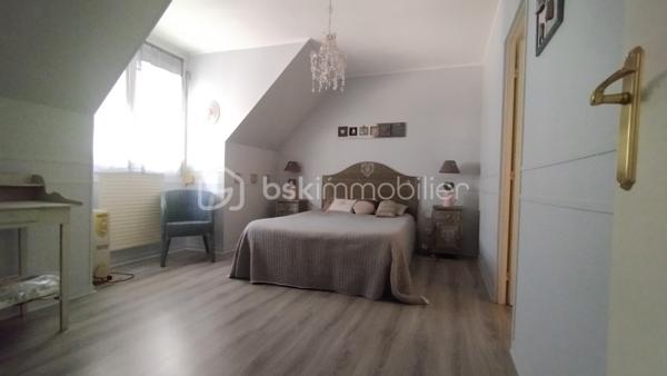 A deux pas du lac de l'Orée de Sologne et de toutes commodités, découvrez cette agréable maison familiale d'environ 111.35m2 édifiée sur une parcelle de 350m2. 
Au rez-de-chaussée, une entrée avec placards intégrés dessert un beau séjour chaleureux, agrémenté d'une cheminée à foyer ouvert ainsi qu'une grande cuisine offrant un accès direct à la terrasse et au jardin. Un wc avec lave-mains complète ce niveau.
A l'étage, un palier avec espace bureau distribue trois chambres avec placards intégrés dont une bénéficiant de sa propre salle de bains et d'un dressing.
Une seconde salle d'eau ainsi qu'un wc viennent compléter cet espace nuit.
Un grenier accessible par escalier, offrant un beau potentiel d'aménagement, pourra être transformé selon vos envies : salle de jeux, espace télétravail ou tout autre projet.
A l'extérieur, vous profiterez d'un jardin agréable, d'une terrasse ainsi que d'un garage attenant et d'un abri de jardin, offrant des espaces de rangement supplémentaires.
Le bien est situé au sein d'une petite copropriété, avec des charges comprenant notamment la consommation d'eau froide.
Une maison familiale pleine de potentiel, idéalement située à découvrir sans tarder !
