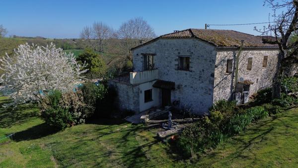 Penne-d'Agenais (47140) LOT ET GARONNE Secteur Penne d-Agenais Charmant Ensemble en Pierre avec Piscine avec hectare terrain