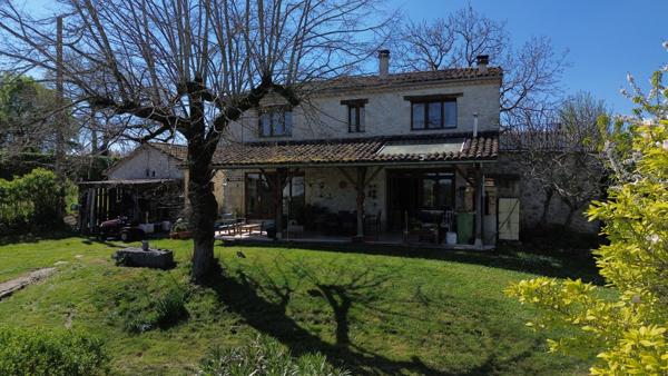 Penne-d'Agenais (47140) LOT ET GARONNE Secteur Penne d-Agenais Charmant Ensemble en Pierre avec Piscine avec hectare terrain